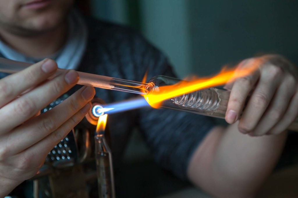 Imagefotografie Nahaufnahme Herstellung von Glaswaren an offener Flamme