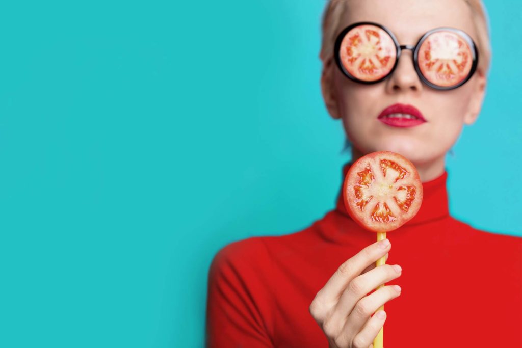 Frau mit Tomaten auf Augen - Corporate Design