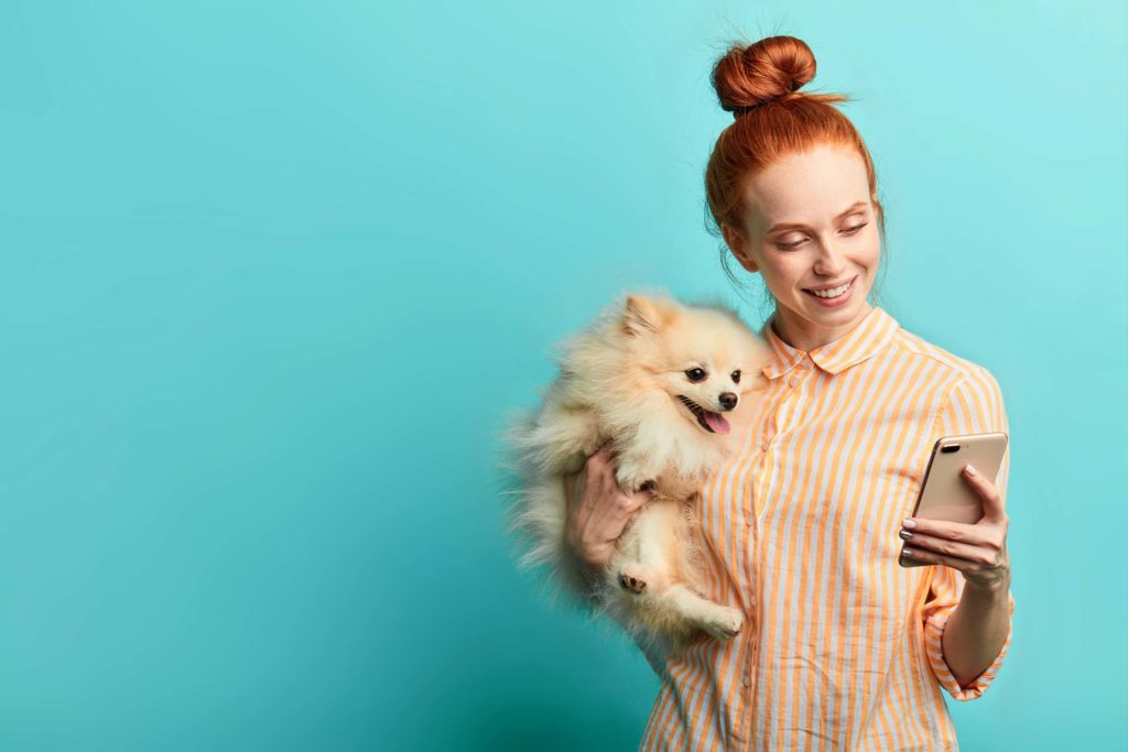 Frau mit Hund und Smartphone - Social Media Content