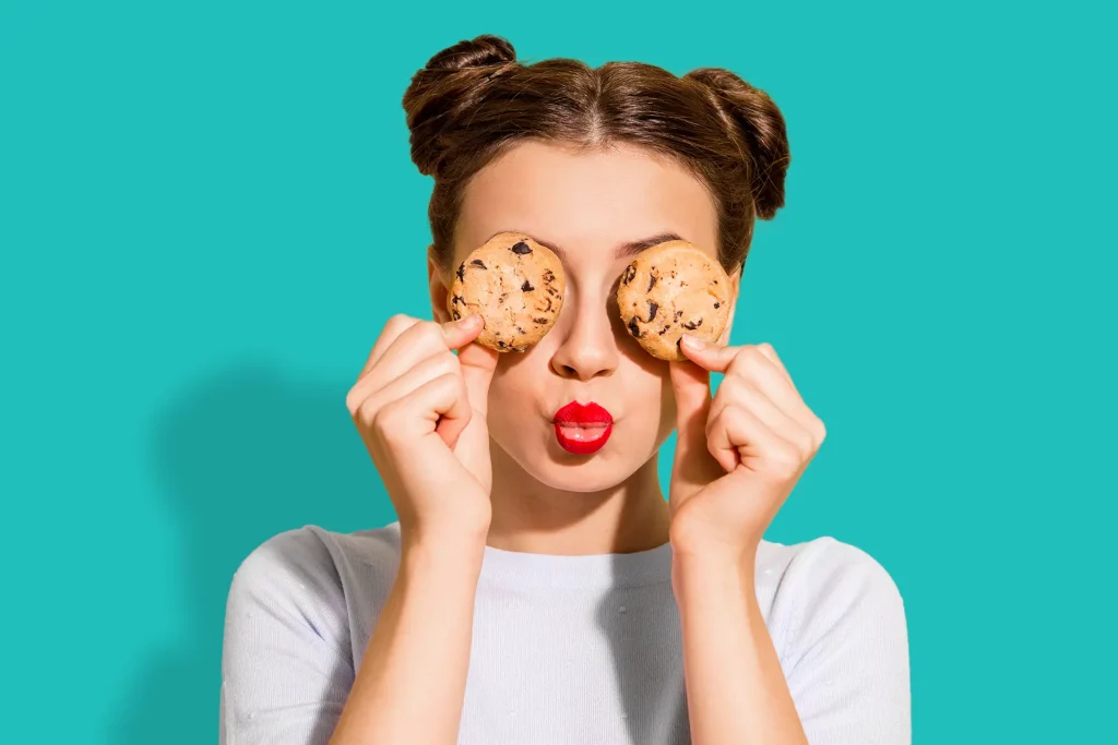 Frau mit Schoko-Cookies vor den Augen - Thema Datenschutz DSGVO Consent Management